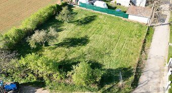 🌲 Predaj slnečného pozemku v obci Pastuchov v tichej slepej 