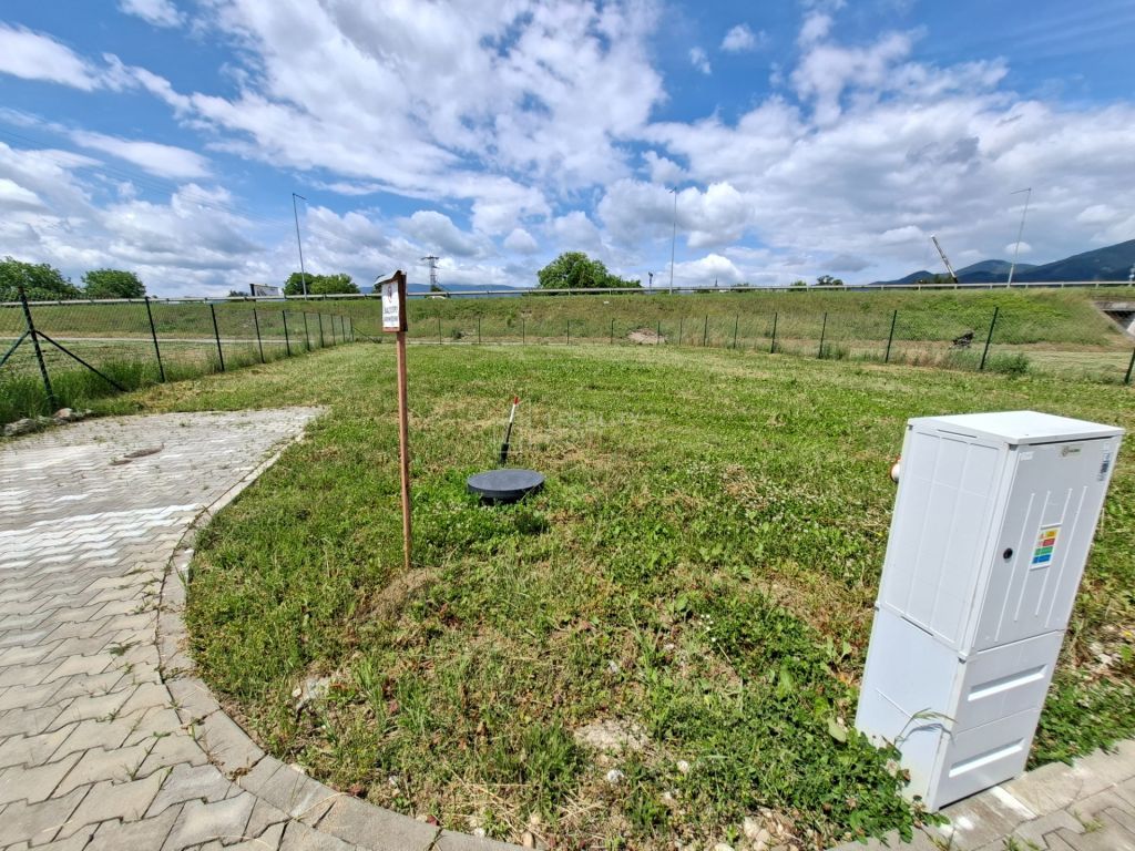 Ponúkame na predaj stavebný pozemok pre rodinný dom v obci S