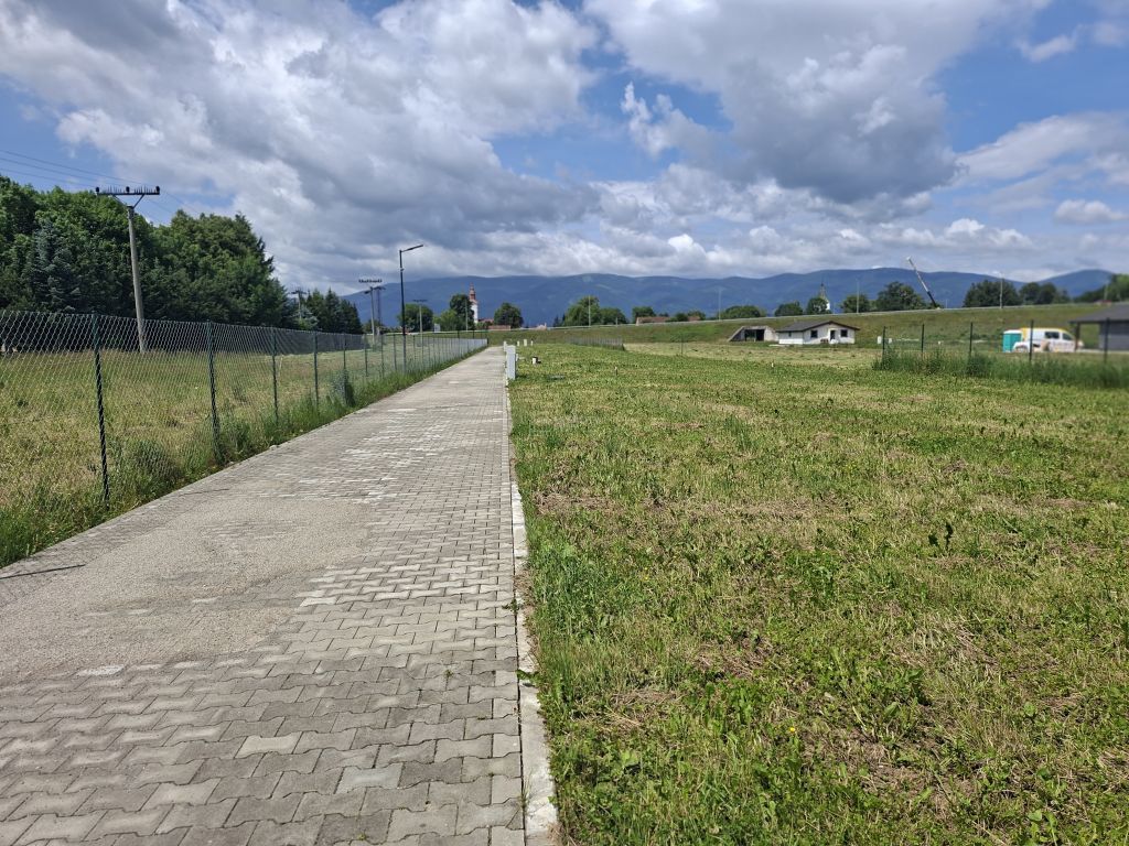 Ponúkame na predaj stavebný pozemok pre rodinný dom v obci S