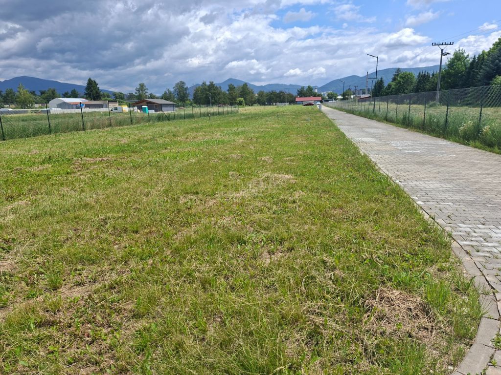 Ponúkame na predaj stavebný pozemok pre rodinné domy v obci 