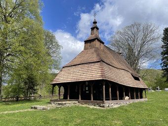 Ponúkame na predaj rovinatý rekreačný pozemok s výnimočnou p