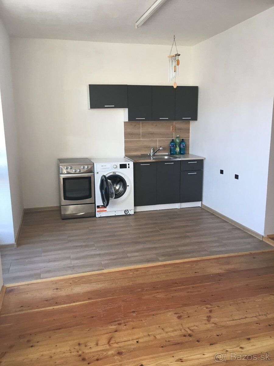 Prenajmeme obchodný priestor v centre mesta. 80 stvorcov, dv