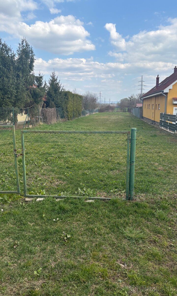 Predám stavebný pozemok v atraktívnej, zastavanej a pokojnej