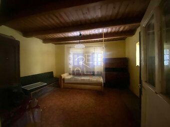 Ponúkame na predaj vidiecky dom s veľkým pozemkom v obci Mal