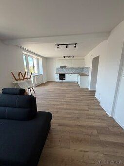 Ponúkame na prenájom 1-izbový byt s výmerou 36m2. Byt je vho