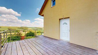 Hľadáte únik z mesta, kde sa spája moderné bývanie s relaxom