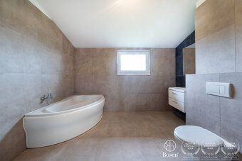 Bosen Group Vám ponúka na predaj moderný 4-izbový rodinný do