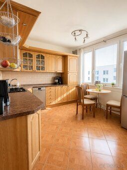 Ponúkame na predaj priestranný 3-izbový byt s výmerou 76 m²,