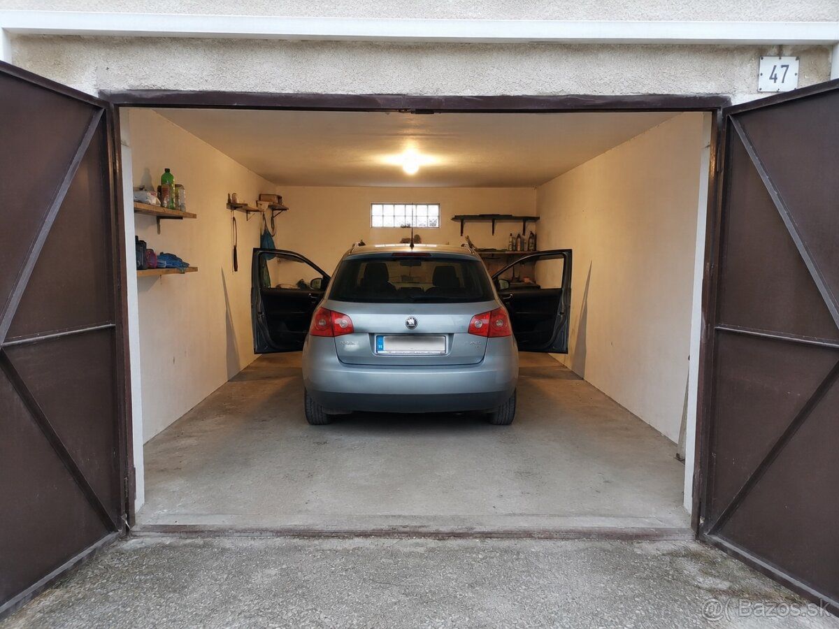 Garáž/dvojgaráž kde dokážem pootvárať dvere auta a chodiť ok