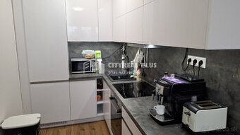Ponúkame na predaj zrekonštruovanú garsónku na 6. poschodí b