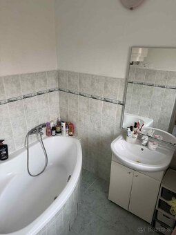 Popis nehnuteľnosti Ponúkame Vám na predaj priestraný 3-izbo