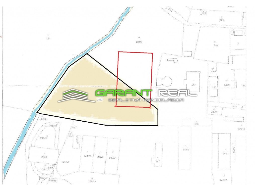 Ponúkame na predaj rovinatý pozemok o výmere 8000 m2 v centr