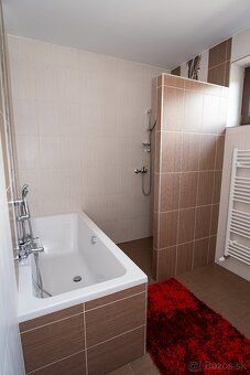Oferujemy do wynajęcia przestronny 4-pokojowy apartament w
