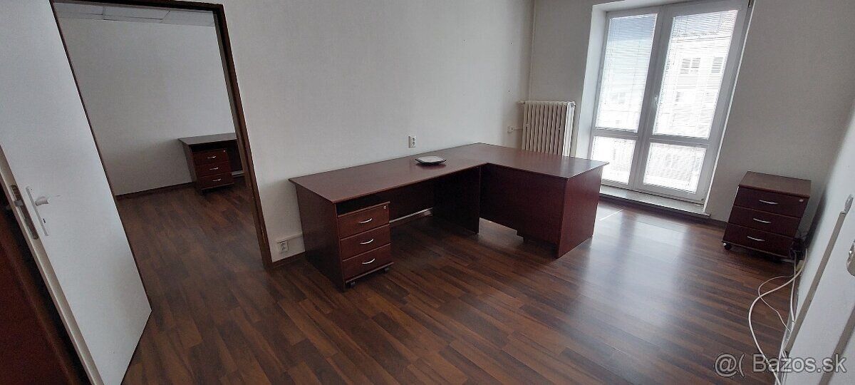 Ponúkame dvoj-kancelárie s balkónom 5 minút od centra mesta.