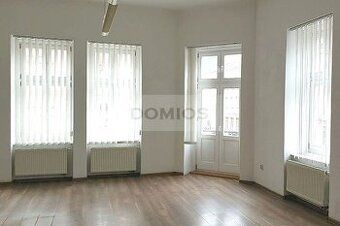 Ponúkame dvoj-kancelárie s balkónom 5 minút od centra mesta.