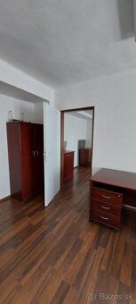 Ponúkame dvoj-kancelárie s balkónom 5 minút od centra mesta.
