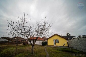Ponúkam na predaj samostatne stojaci 3-izbový bungalov v tic