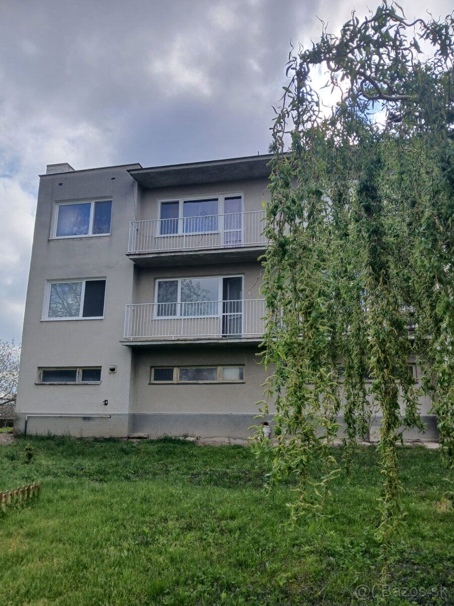 Ponúkame pekný, veľký slnečný 3 izbový byt s 2 balkónmi v Br