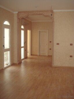Na prodej velky apartman v rezortu Desert pearl, lokalita el