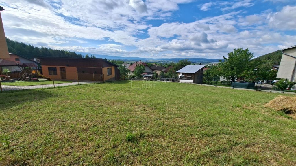 Ponúkame na predaj stavebný pozemok pre rodinný dom v obci S