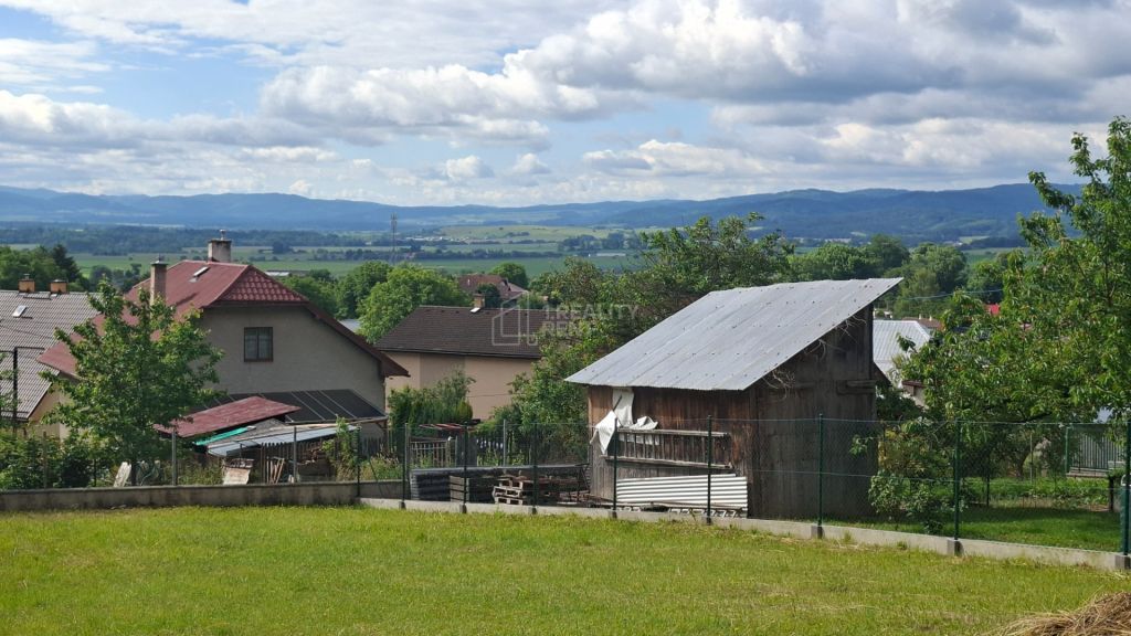 Ponúkame na predaj stavebný pozemok pre rodinný dom v obci S