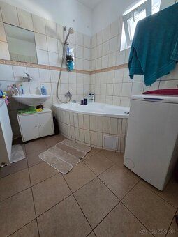 Ponúkame vám na predaj murovaný rodinný dom postavený v 80-9