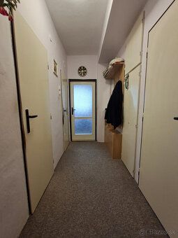 We offer you exclusively for sale a spacious 3-room apartment of