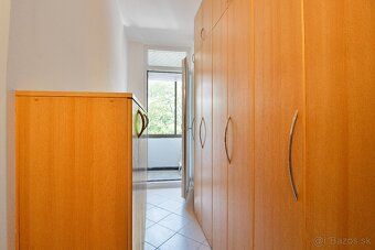 We offer for long-term rent a spacious, exceptionally arranged 3.5 room apartment on M.