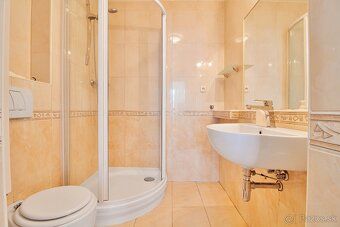 We offer for long-term rent a spacious, exceptionally arranged 3.5 room apartment on M.