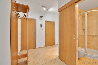 We offer for long-term rent a spacious, exceptionally arranged 3.5 room apartment on M.