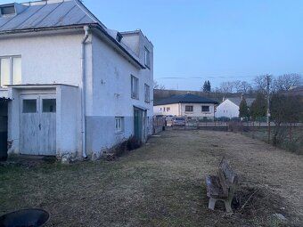 Ponúkam na predaj starší rodinný dom , situovaný v pokojnej 