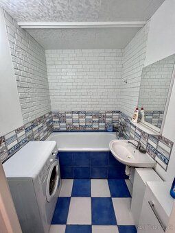 I offer for long-term rent a spacious 2-bedroom apartment in a popular location right in the center of Galanta.