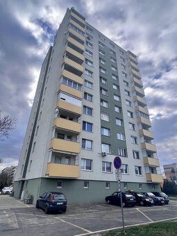 I offer for long-term rent a spacious 2-bedroom apartment in a popular location right in the center of Galanta.