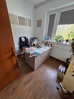 Dvojpodlažná viacúčelová budova so zastavanou plochou 400 m²