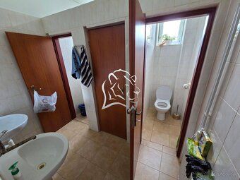 Dvojpodlažná viacúčelová budova so zastavanou plochou 400 m²