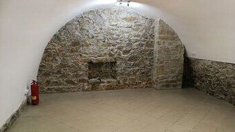 Ponúkame Vám na prenájom malý obchodný priestor (10 m²) nach