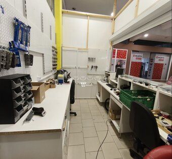 Ponúkame Vám na prenájom malý obchodný priestor (10 m²) nach