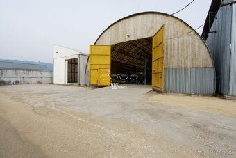 We offer exclusively for rent an extensive industrial area suitable for storage, production or…