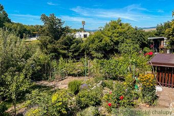 We offer for sale a carefully maintained garden cottage with beautiful garden, ideal for those…