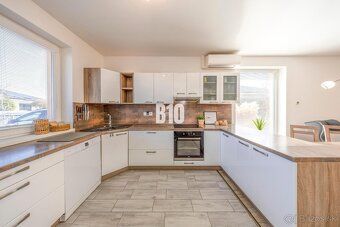 We exclusively offer for sale a detached 4-bedroom house