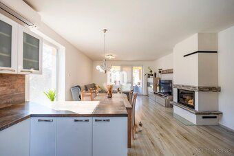 We exclusively offer for sale a detached 4-bedroom house