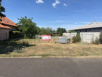 Pozemok v obci Miloslavov, Centrálna ulica. - Rovinatý, výme