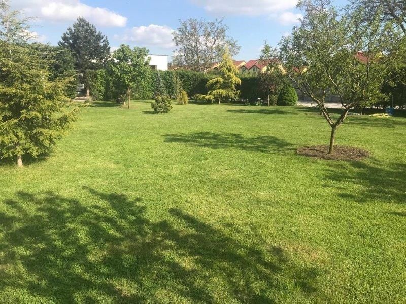 Pozemok v obci Miloslavov, Centrálna ulica. - Rovinatý, výme