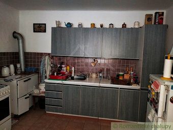 Príjemný zdravý starší podpivničený rodinný dom s hospodársk