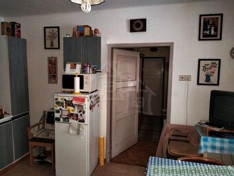 Príjemný zdravý starší podpivničený rodinný dom s hospodársk