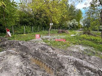 We offer an attractive building plot for sale measuring 949