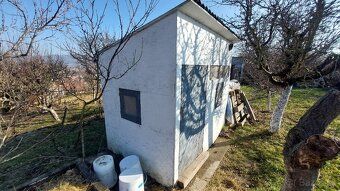 UDRŽIAVANÝ POZEMOK S MUROVANOU CHATKOU SO ZAVEDENOU ELEKTRIN