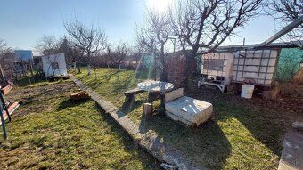 UDRŽIAVANÝ POZEMOK S MUROVANOU CHATKOU SO ZAVEDENOU ELEKTRIN