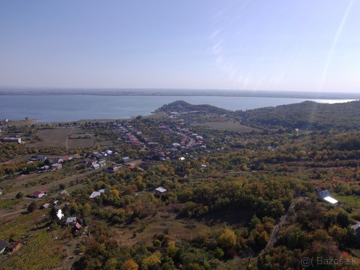 Ponúkame na predaj trojpodlažnú rekreačnú chatu situovanú v 