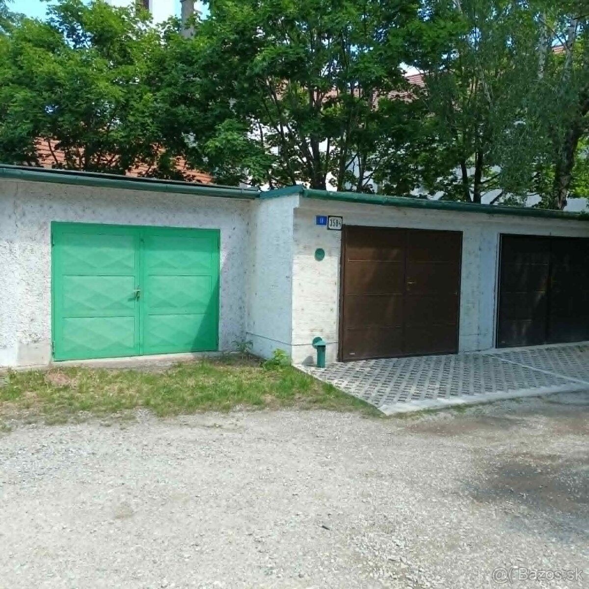 Dám do prenájmu garáž s dielňou v centre Pezinka - dvor Holu